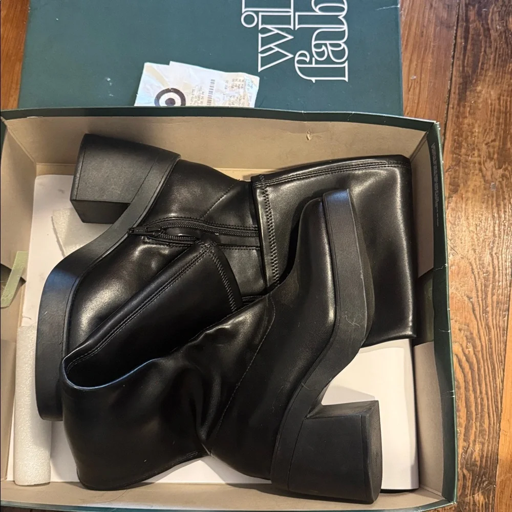 Black Knee-High Women's Boots 
Azzahya boots with memory foam! - Picture 2 of 2